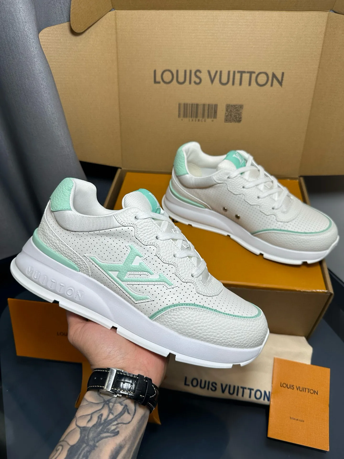 Factory price: 700💰🌈LV | Louis Vuitton 2025𝐬𝐬 🧡💚2025 spring and summer new style top version‼ ️The original version is the same. The counter focuses on the latest casual shoes and new hard goods🆕 ❥Purchasing agent level! Full of high-end feel! A popular model among bloggers at home and abroad, it’s retro and fashionable, and looks stunning on your feet! Wear a lot of happiness! The official website's main recommendation★ ━━━━━ ЅᏇєєt ━━━━━ ▪️Upper: Original custom-made imported calfskin fabric ▪️Inner: breathable gauze imported from Italy ▪️Outsole: rubber foam ➕t men's men's shoes 💰u high-end outsole ▪️Color: nine colors available ▪️Shoe size: 35-44, (45, 46 customized)